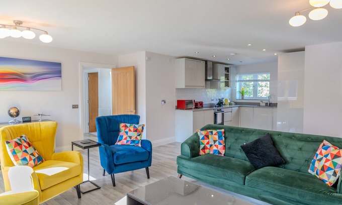 Brentwood Apartment | Garland Modern Spacious Apartment, Brentwood 2 With Private Entrance & Parking