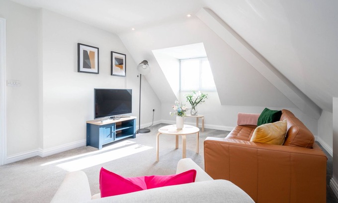 Redhill Apartment | Garland Penthouse|Large 2BR|Close to town centre