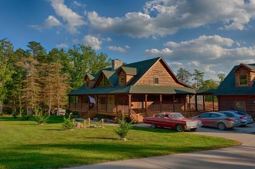 Luray House | Garnerland in Luray with Hot Tub and Pet Friendly