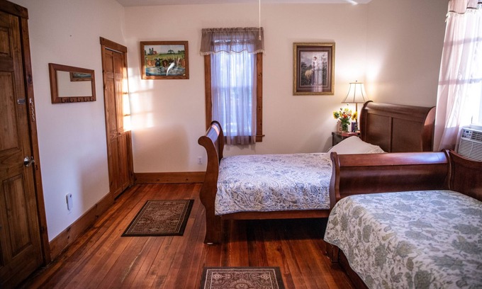 Dickerson Run Bed & Breakfast | Garnet room at The Farmhouse Bed & Breakfast at Maple Bottom Farm -pet friendly