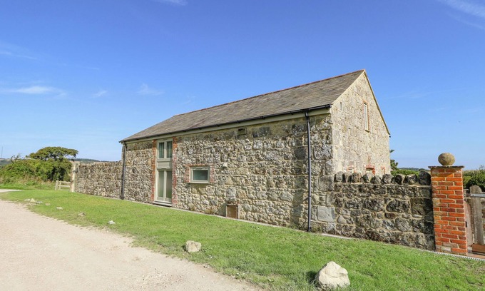 Newport Cottage | GARSTONS BARN, pet friendly, with a garden in Newport, Isle Of Wight
