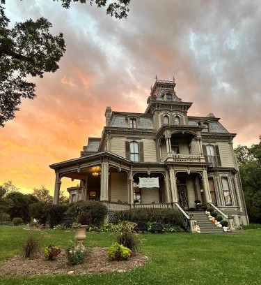 Hannibal Bed & Breakfast | Garth Woodside Mansion Bed and Breakfast