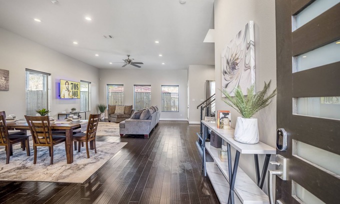 OST - South Union House | Gated 4BR Lux Home With Jacuzzi Located Near Downtown