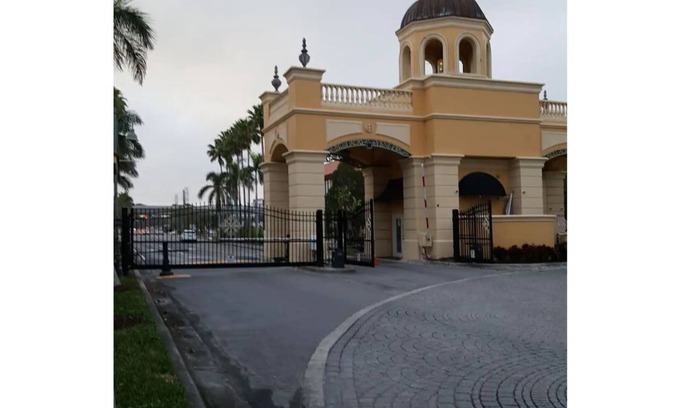 Clearwater House | Gated community Tampa Bay waters surrounding the area Outdoor swimming pool. Gym