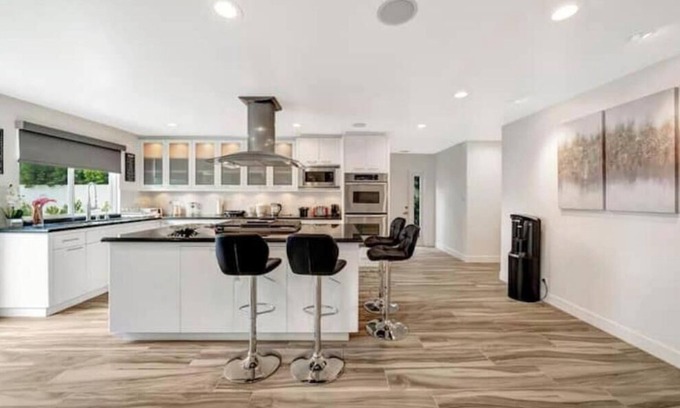 Woodland Hills House | Gated Modern 6BR w/Tennis, Basketball, Pool, Spa
