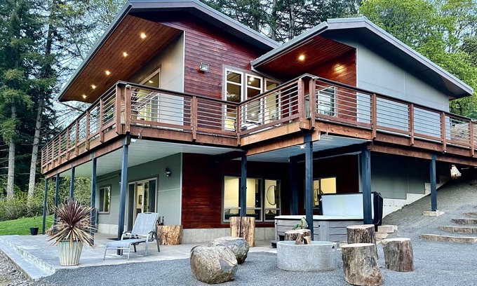 Amity House | Gated Modern Wine Country Estate w/Breathtaking Valley Views, Spa and Fire Pit!