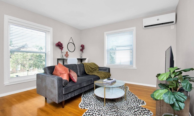 South Central Houston Apartment | Gated Stylish 1-1 Suite in Medical Center