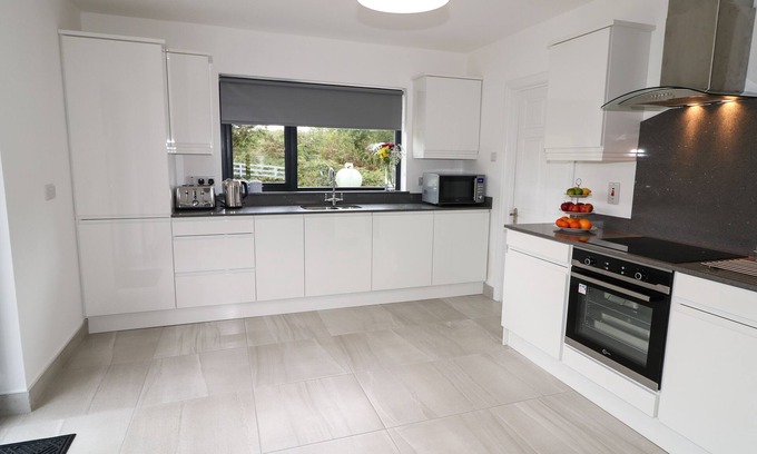 Red Castle Cottage | GATEHOUSE, pet friendly, with a garden in Moville, County Donegal