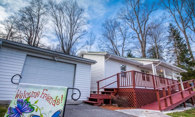 Ansted House | Gateway House to NRG & Hawk's Nest - fast Wi-Fi, fire pit, RV hookup