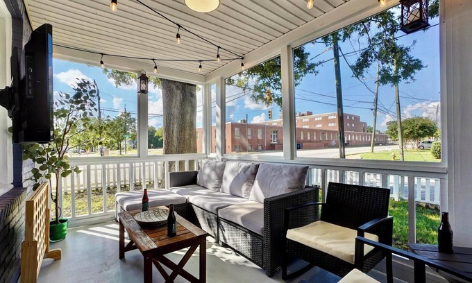 Downtown House | Gather! PingPong~6BR~PorchTV~Walk Dtwn~Pets~15+
