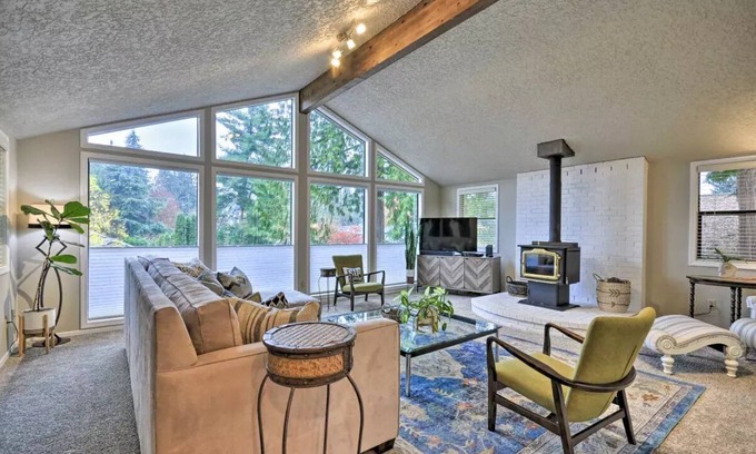 Five Corners House | Gather & Relax Here! Luxurious Oasis Near PDX w/Large Fenced Yard-Pet Friendly!
