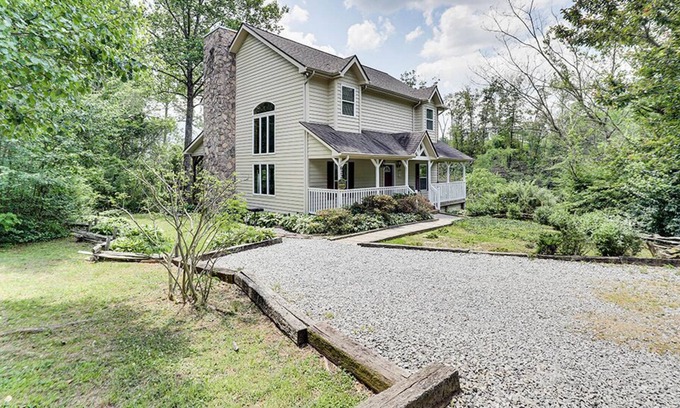 Gatlinburg Cabin | Gatlinburg - Birdland - 2 Bedroom - Sleeps 6