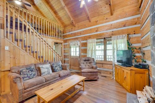 Gatlinburg - Pigeon Forge House | Gatlinburg Cabin with Pool Table about 6 Mi to Downtown!