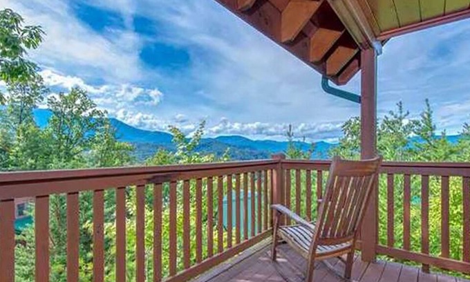 Gatlinburg - Pigeon Forge Cabin | Gatlinburg - Chimney Tops Overlook - 4 Bedroom - Sleeps 14