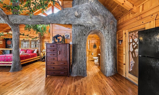 Gatlinburg - Pigeon Forge Cabin | Gatlinburg Enchanted Treehouse: A Magical Getaway