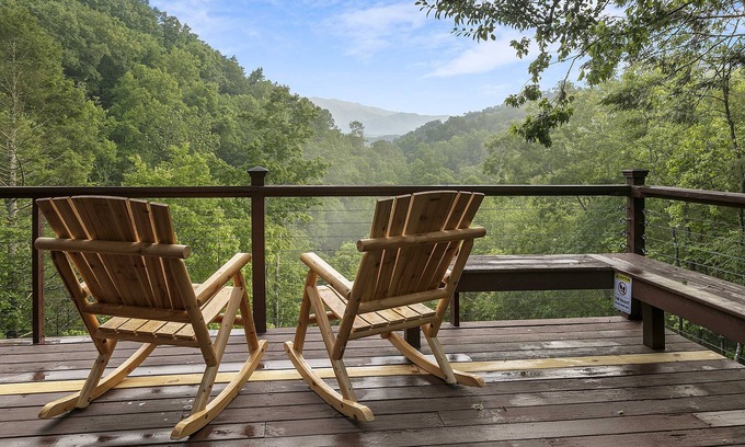 Gatlinburg - Pigeon Forge House | Gatlinburg Private Mountain View Cabin in Resort offering Golf, Pool, Pickleball