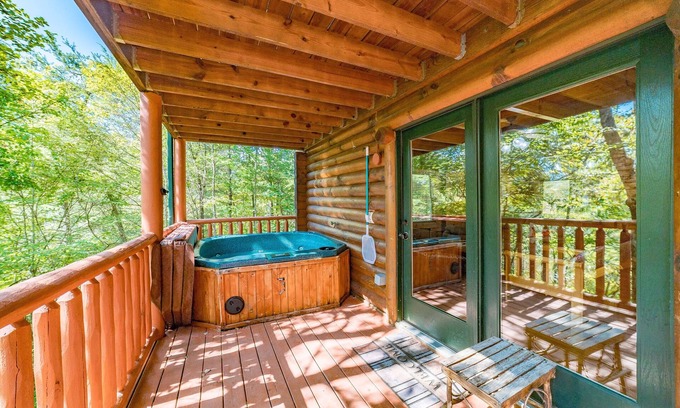 Gatlinburg Cabin | Gatlinburg retreat 4/4+loft, pet-friendly, sleeps 14