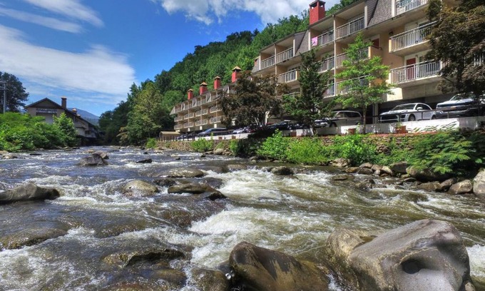 Gatlinburg Hotel | Gatlinburg River Inn