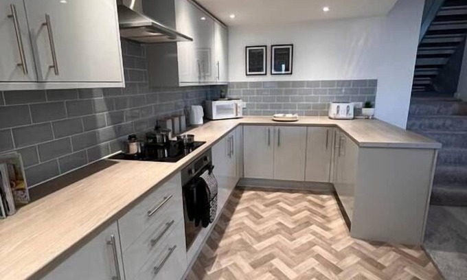Trelewis Apartment | Stay at The Penn! 5 Bedroomed home in Treharris