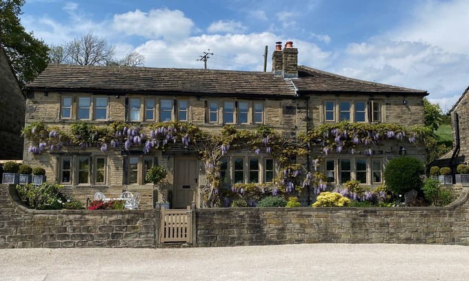 Almondbury Cottage | Cabin ∙ 4 bedrooms ∙ 8 guests