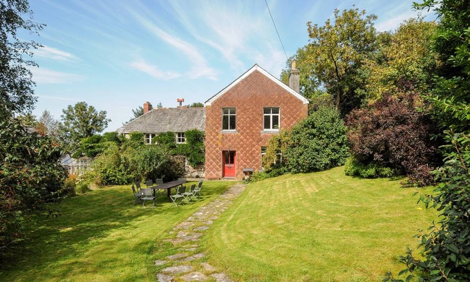 Launceston Cottage | Cabin ∙ 7 bedrooms ∙ 13 guests