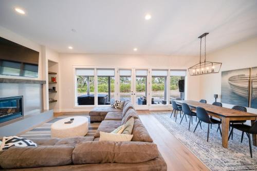 Surf Pines House | Gearhart Getaway - Gated Community Home w/Hot Tub, Walk to Beach