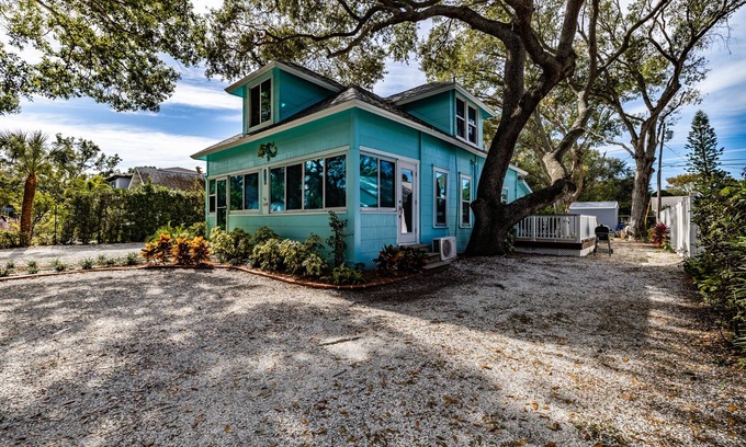 Gulfport Apartment | GECKO COVE ART DISTRICT - PET FRIENDLY