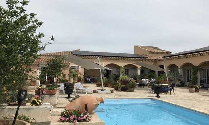 Arles Apartment | Gemütliche Ferienwohnung, Ideal für 2 Personen, Große Terrasse und Swimming-pool