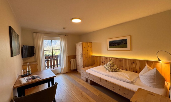 Busterbach Apartment | Gemütliches und modernes Einzelzimmer, mit Sitzecke, Sat-TV, Badezimmer und Balkon mit Talblick