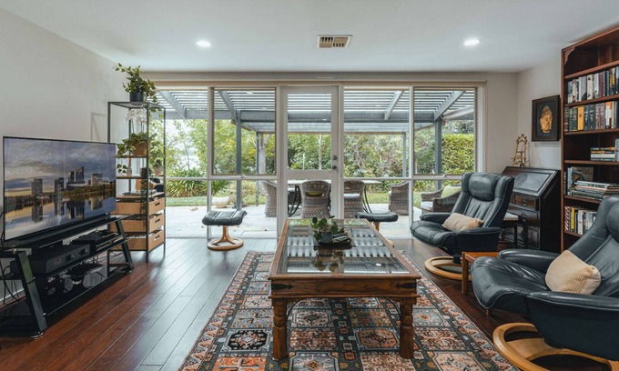 Mawson House | Generous 3-Bed Townhouse near Shops