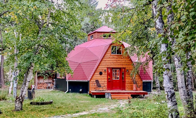 Columbia Falls House | Geodesic dome with full kitchen, fireplace, firepit, cozy deck & washer/dryer