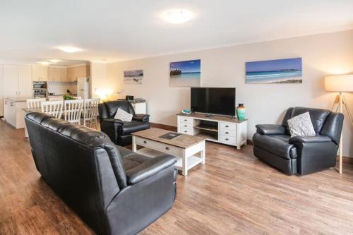 Geographe House | Geographe Marina Retreat- WIFI, Bikes and Kayaks