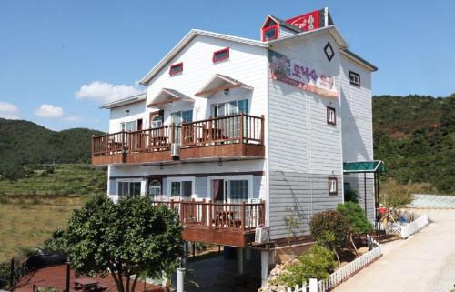 Irun-myeon House | Geojae Moraesoop Pension