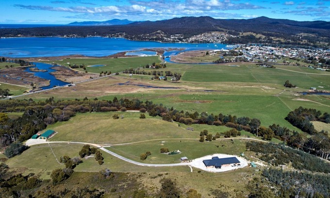 St Helens Cottage | George River Park (Private Suite, 100 Acres, Animals, Bay & Mountain Views)