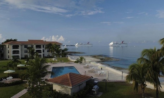 Seven Mile Beach Condo | George Town Villas - Beautiful Beachfront Condo