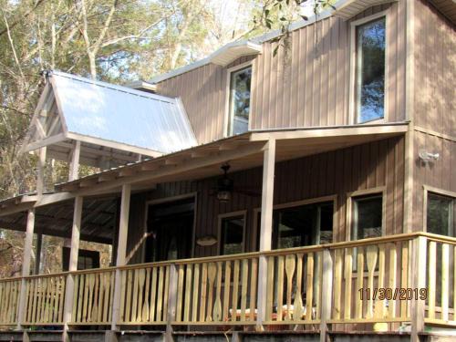 Claxton House | Georgia's Coziest Riverside Retreat: Cabin Adventure in Claxton