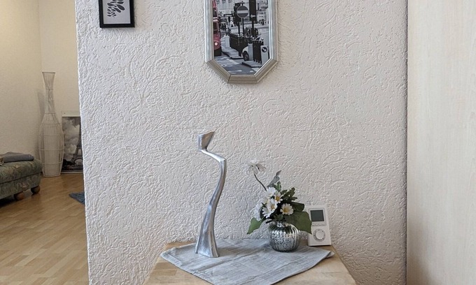 Pforzheim Apartment | Geräumiges Doppelzimmer mit Bad und Tee/kaffeeecke, Schlafcouch, Zentral Gelegen