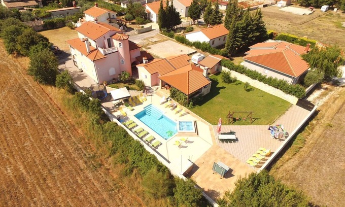 Liznjan House | Geräumiges Ferienhaus mit Großer Überdachter Terrasse. Ideal für Große Familien