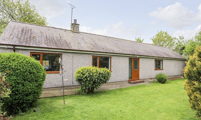 Bodffordd House | GER Y LLAN, pet friendly, character holiday cottage in Llangefni