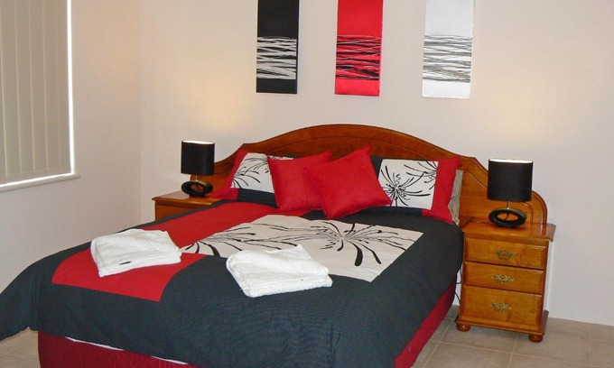 Wonthella House | Geraldton Luxury Vacation Home with free Streaming