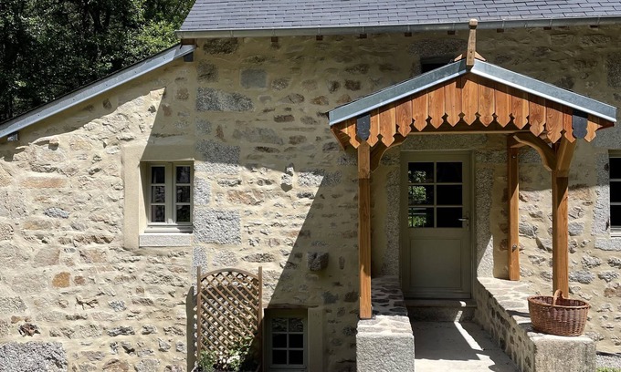 Saint-Martin-Chateau House | Gerenoveerde Watermolen met Sauna, Ideale Plek Voor Serieuze Ontspanning