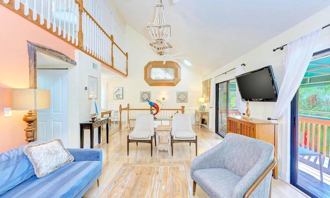 Siesta Key Village House | Gertrude's Siesta | 4-min Walk to Beach & Village with Tiki-Bar, Balcony, Tropical Patio!