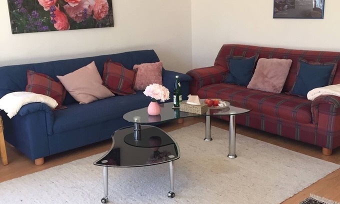 Huglfing Apartment | Geschmackvolle Ferienwohnung 3 mit Süd-west Terrasse und Kleinem Garten