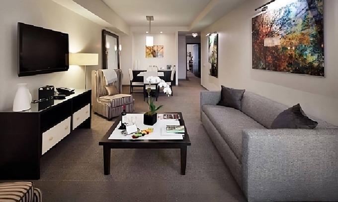 Rose Hill Hotel | Get A Lovely View Of All The Skyscrapers! 2 Lovely Suites, Bar, Bring your Pet!