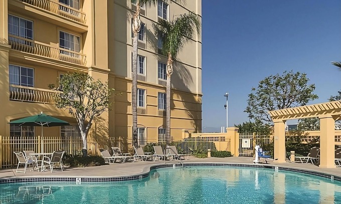 Guasti Hotel | Get Ready for Adventure! Spacious unit Awaits! Close to iFLY Indoor Skydiving!