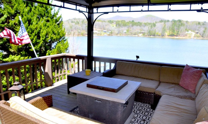 Blairsville Cabin | Get your feet wet and Go Fishing on Nottely Lake Free Wi-Fi, Parking, One Dog