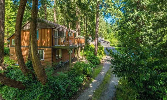 Roberts Creek Cottage | Getaway Cottage in Roberts Creek: Relax by the Beach & Forest, Art studios.