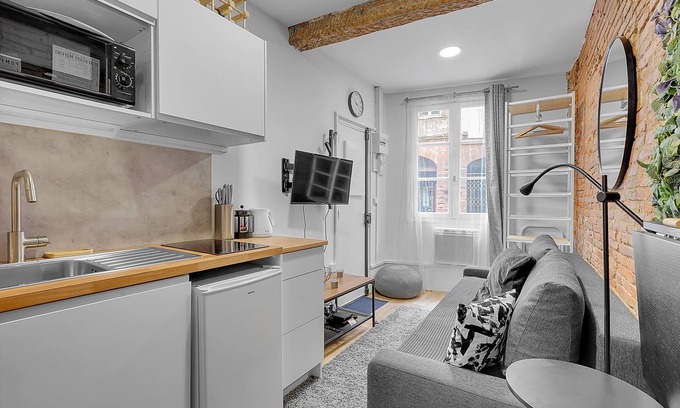Carmes Apartment | Getaway For 2, Beautiful Studio Near The Garonne