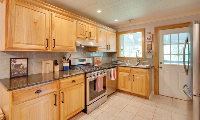 Glenville Cottage | Getaway w/Guest House - 6 Mi to Lake Glenville!