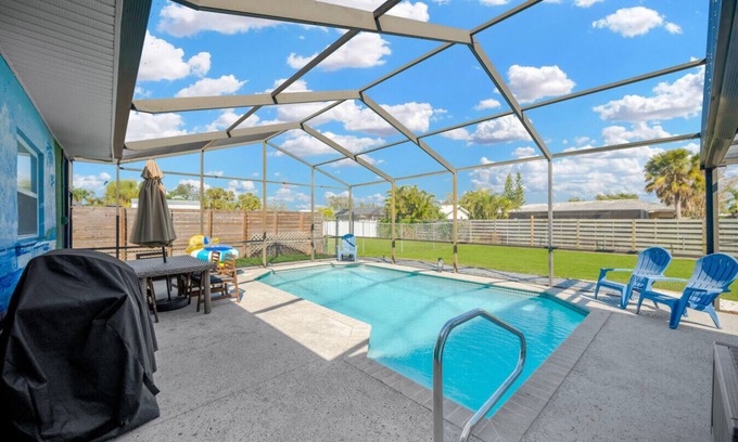 Gulf Gate Estates House | Getaway w/Heated Pool & fence by Siesta Key Beach